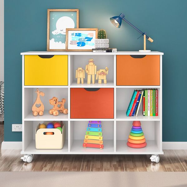 Quarto infantil com parede azul e nicho branco, laranja, vermelho e amarelo com brinquedos.