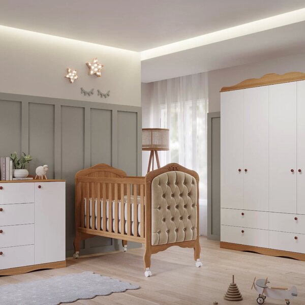Quarto com parede branca com cinza, cômoda e armário brancos e berço de madeira.