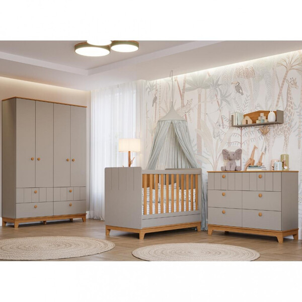 Quarto infantil com papel de parede de selva, berço, cômoda e armário azuis.