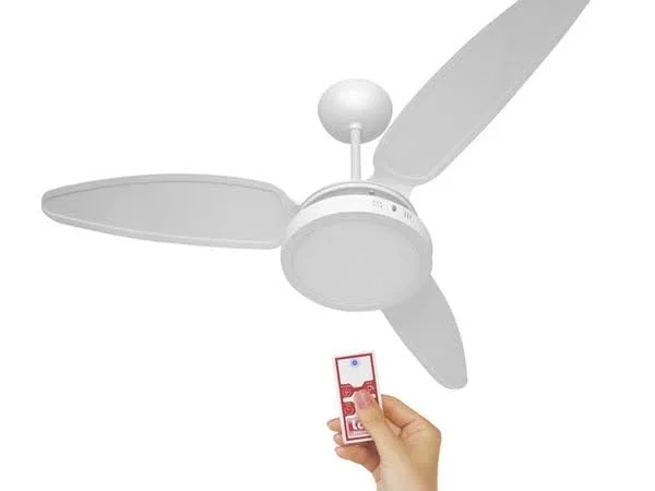 Ventilador de teto com acionamento de cordão de 4 pás e 3 luminárias visto de baixo.