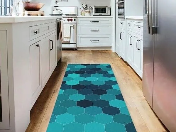 Passadeira de estampa geométrica na cor azul-esverdeada posicionada em uma cozinha.