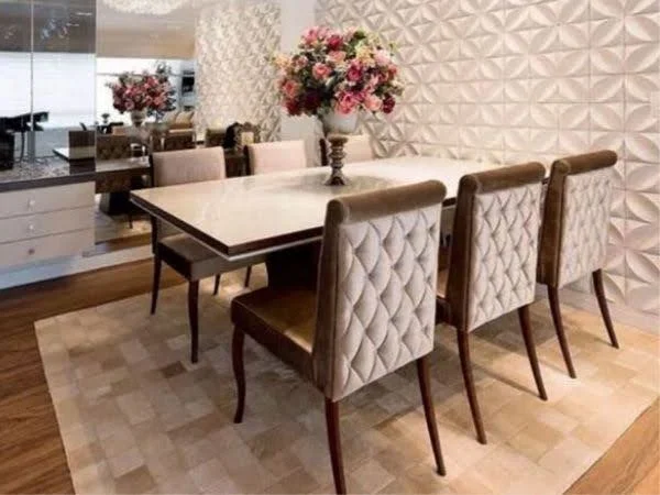 Tapete de couro decorando uma sala de jantar que possui uma mesa com seis cadeiras.