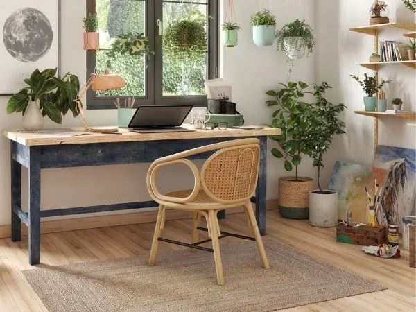 Escritório com tapete de fibra natural e móveis de madeira, além de vasos de plantas espalhados.