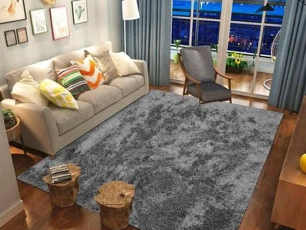 Sala de estar decorada com um tapete de pelo cinza.