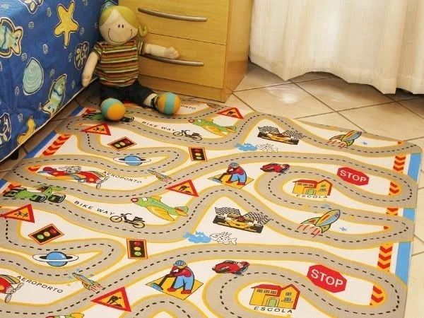 Tapete quadrado com estampa de ruas com diversos desenhos.