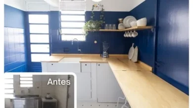Duas imagens mostrando o antes e o depois de uma reforma de cozinha antiga e pequena.