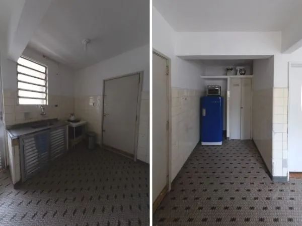 Duas imagens de uma cozinha pequena e antiga com revestimentos antigos e uma geladeira azul.