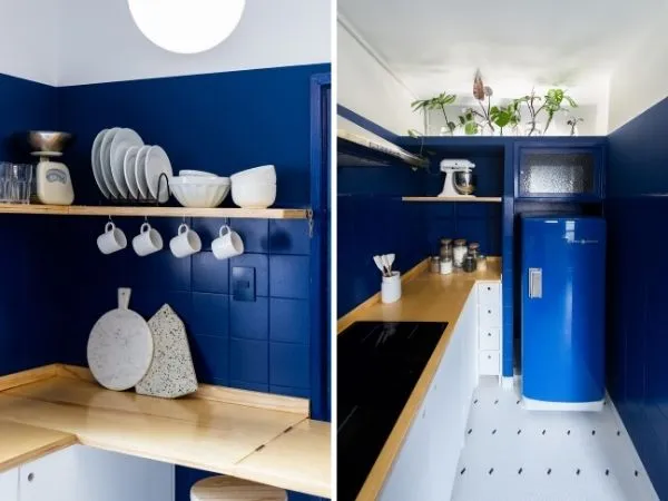 Duas imagens de uma cozinha pequena e antiga pintada, majoritariamente, de azul, branco e com toques amadeirados.