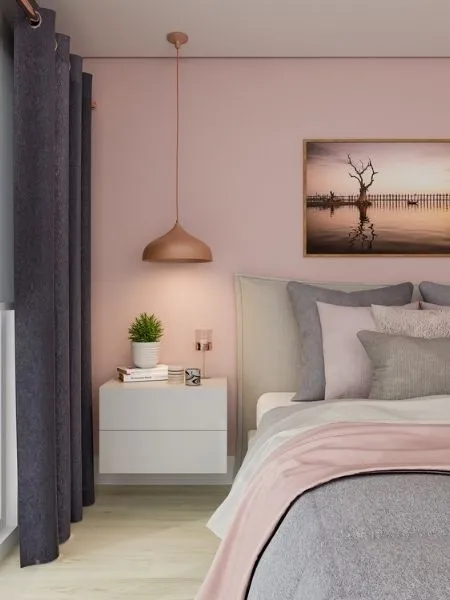 Pintura para quarto rosa-claro, e cama com roupa de cama cinza e rosa clara.