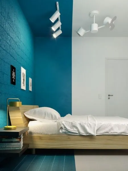 Quarto branco com parede da cabeceira da cama em azul, incluindo parte do teto e chão.