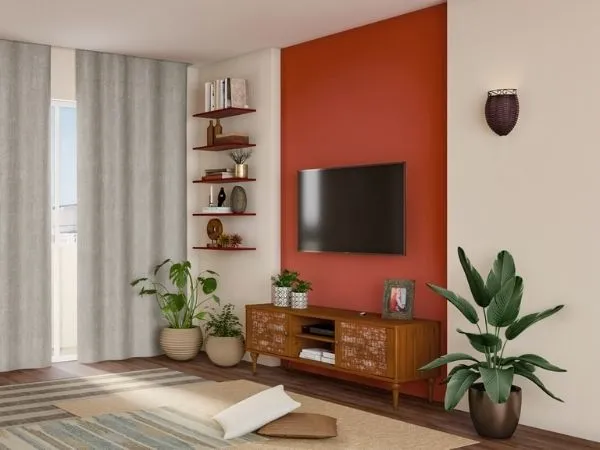 Sala branca com pintura setorizada vermelha na parede da televisão, com rack de madeira e plantas.