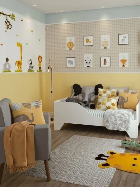 Pintura para quarto infantil com meia parede amarela com papel de parede de animais, com sofá branco, poltrona cinza e almofadas coloridas.