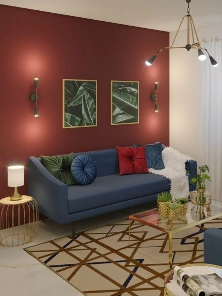 Sala com parede vermelha, sofá azul e paredes coloridas.
