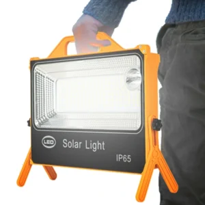  Imagem de um homem segurando um refletor solar laranja em formato de maleta.