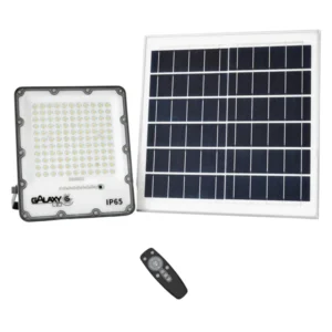 Imagem de um refletor solar branco ao lado de uma placa solar e um controle remoto preto.
