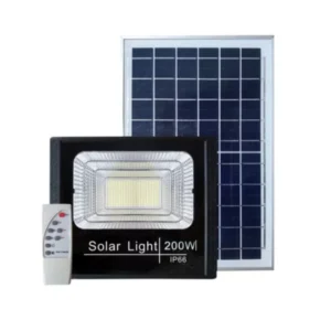 Imagem de um refletor solar preto com uma placa solar azul e um controle remoto branco.