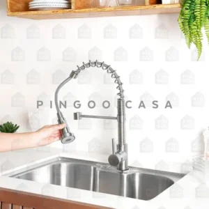 Torneira Gourmet Extensível: Pia com torneira extensível sendo direcionada por mão