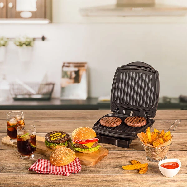 Modelos de churrasqueira - grill Elétrico Burguer Oster Mesa com dois hambúrgueres prontos, batata fruta e um grill elétrico com duas carnes