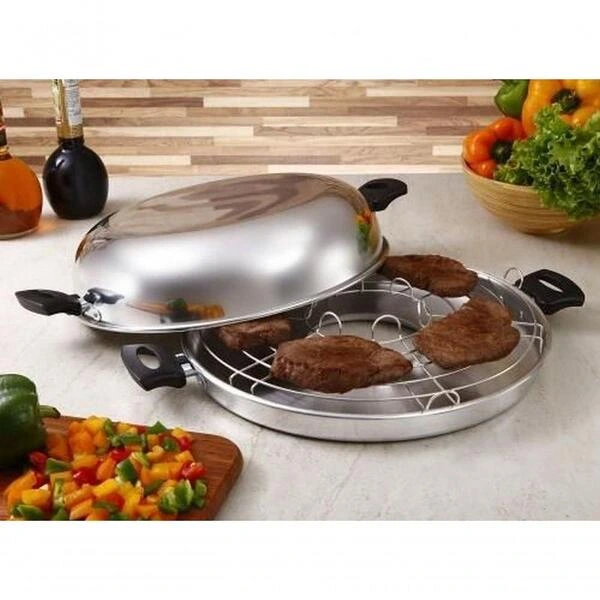 Mesa com churrasqueira de fogão aberta com carnes dentro.
