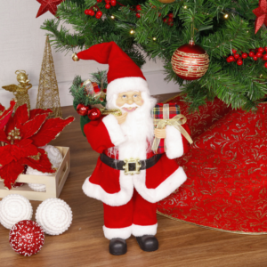 Boneco de Papai Noel segurando presentes com fundo de decoração natalina.