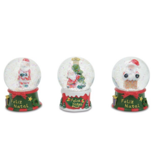 Três globos de neve com Papai Noel dentro deles, e base verde e vermelha.