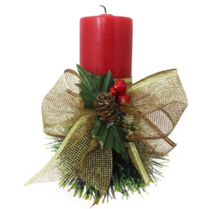 Vela vermelha com laço dourado, e enfeite de pinha, cereja e folhas para decorar mesas para Natal.