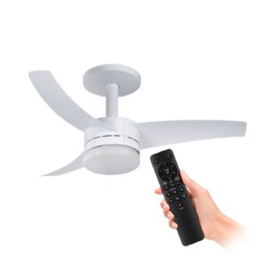 Ventilador de teto branco, com três pás e controle remoto preto.