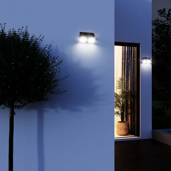 Parede externa iluminada por arandelas solares pretas e retangulares.