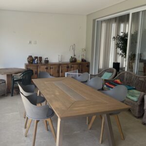 À esquerda, área externa com mesa e bancos. À direita, projeto 3D do mesmo espaço com propostas de decoração.