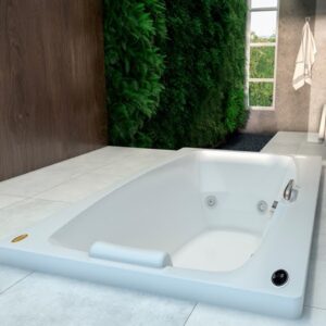 Banheira Jacuzzi retangular com fundo natural.