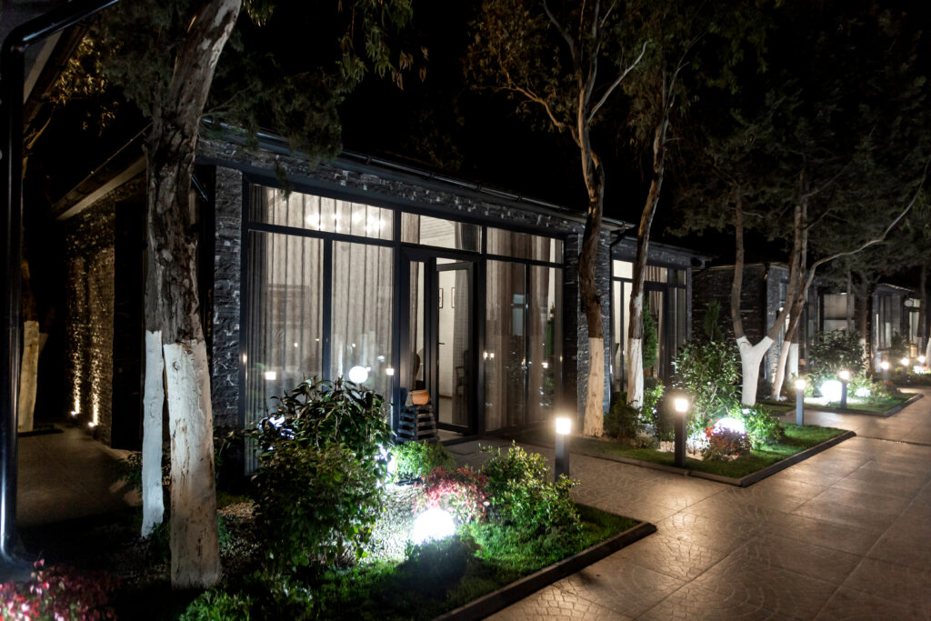 Espaço externo do jardim com iluminação LED durante a noite.