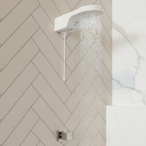 Chuveiro Elétrico Eletrônico Branco Redondo Fit Hydra ligado em um banheiro com cores claras.