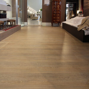 Quarto com Piso Laminado Click Paraty Trindade em tons de madeira.
