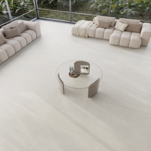 Sala com parede de vidro, dois sofás e mesa de centro com Porcelanato Cimentício Acetinado Toronto Off White.