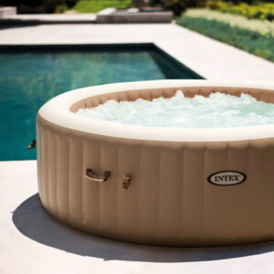 SPA Inflável Redondo PureSPA Bubbles bege com uma piscina ao fundo.