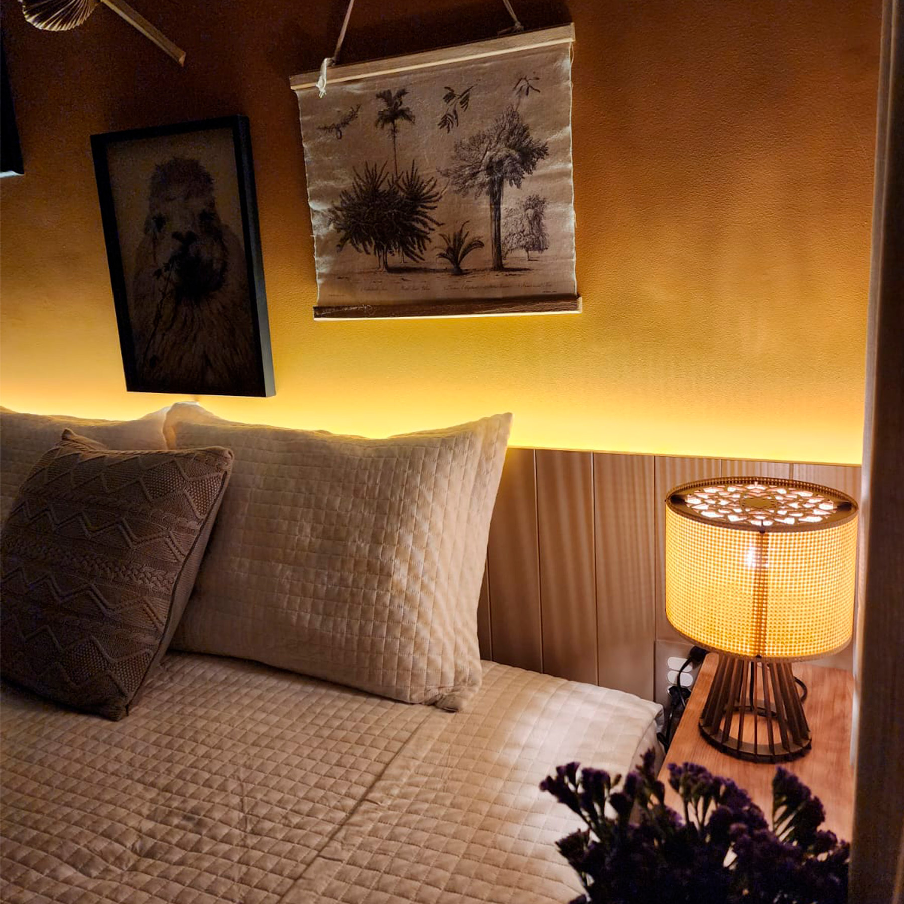 iluminação para sala de estar: Abajur Carvalho de MDF com Cúpula Redonda em quarto