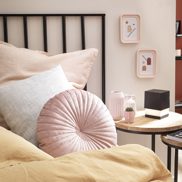 Casa contemporânea: cama com Almofada Redonda Tony de Veludo Rosé