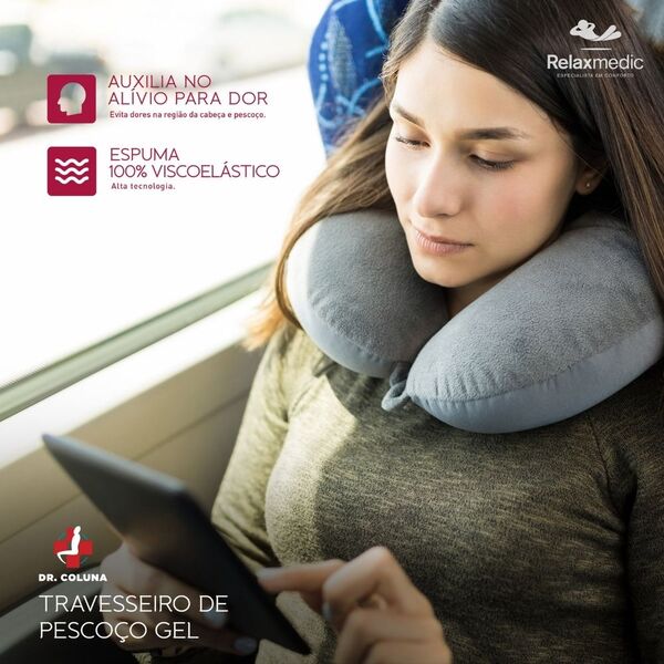 Tipos de travesseiro: mulher em ônibus com Almofada Travesseiro Pescoço Viagem Nasa Gel Relax Dr Coluna