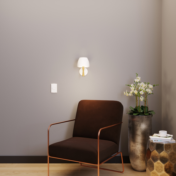 luminária de parede: Arandela de Parede Branca linha Inspire acima de poltrona