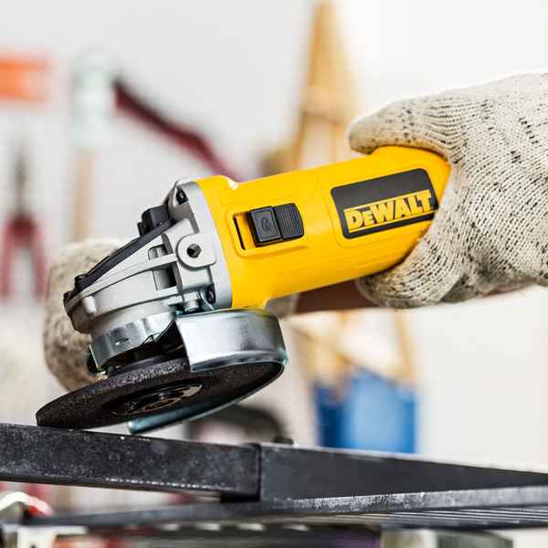 Esmerilhadeira Dewalt 800W sendo utilizada