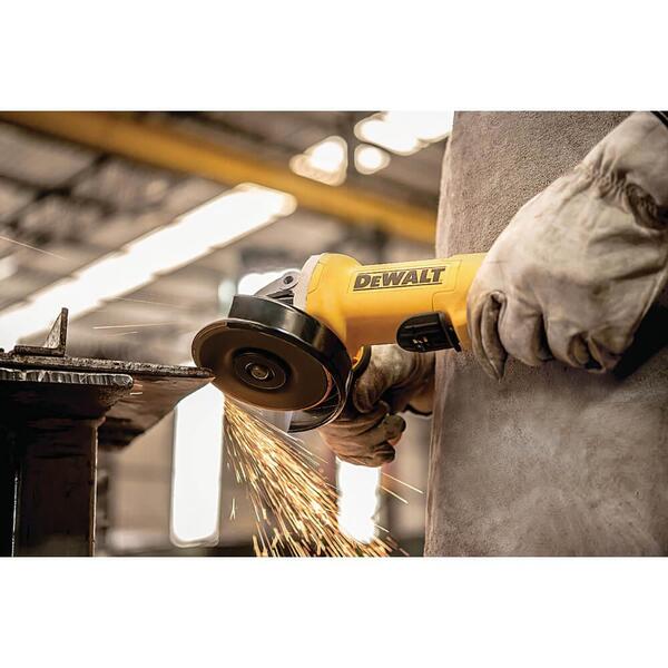 Esmerilhadeira DeWalt: trabalhador utilizando Esmerilhadeira Dewalt 110V