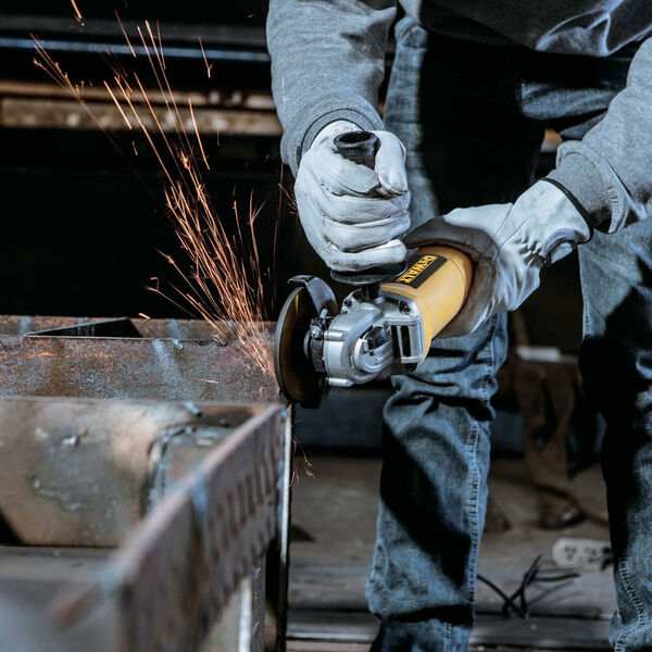 Esmerilhadeira Dewalt 50hz/60hz sendo utilizada em metal