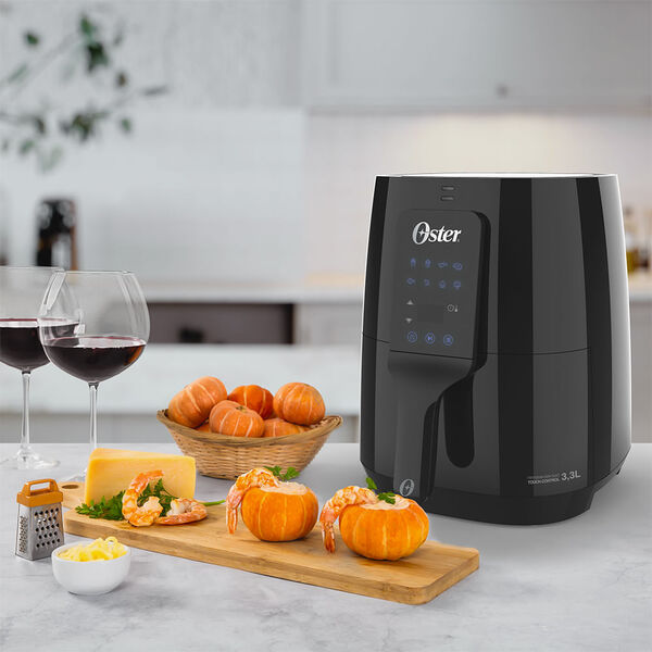 Air fryer Oster Digital Control 3L com Painel Touch ao lado de camarão, abóbora, queijo e vinho