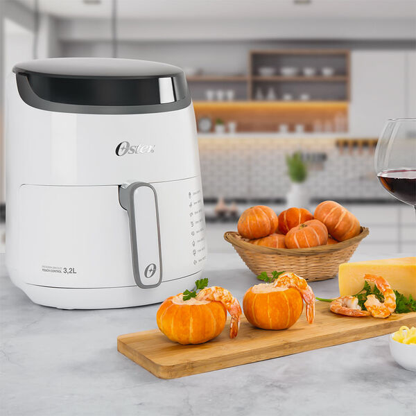 Air fryer Oster: Fritadeira Digital Fryer 3 2L com Painel Touch em mesa com camarão e abóbora