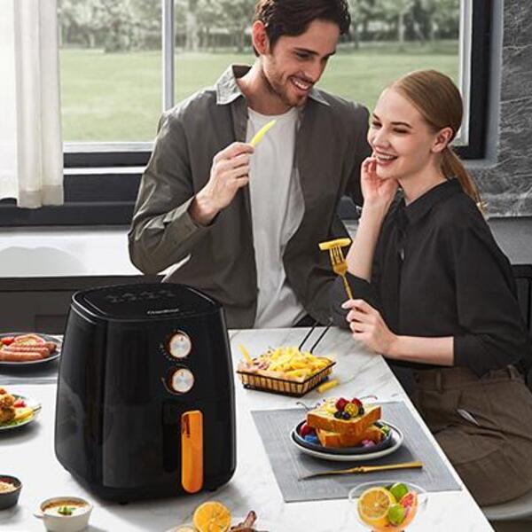 Qual Air Fryer Comprar: casala em mesa de café da manhã com Air Fryer Gaabor