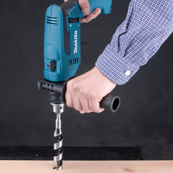 Parafusadeira e furadeira profissional: Furadeira de Impacto Makita HP1640-L em ação
