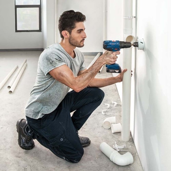 Parafusadeira e furadeira profissional: Furadeira e Parafusadeira Bosch sendo utilizada em encanamento de parede