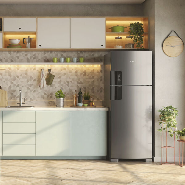 como limpar geladeira inox: Geladeira Inox Duplex Frost Free Consul em cozinha
