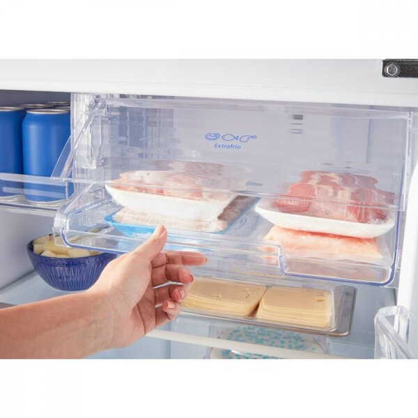 como limpar geladeira inox: remoção de produtos do interior de Geladeira Inox Duplex Panasonic