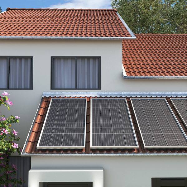 energia solar fotovoltaica: telhado de casa com Kit de Placa Solar com 4 Placas para Telha Cerâmica